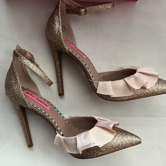 NEW!!! Betsey Johnson Portia Gold Glitter Ruffle Pumps Size 7.5 - Picture 6 of 9